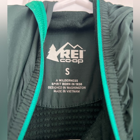 REI Co-op Windbreaker in Green - Picture 5 of 7